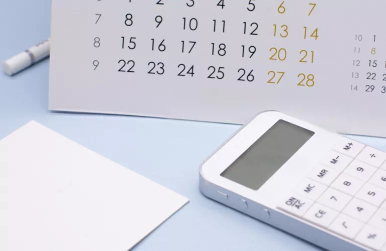biały kalkulator i kalendarz