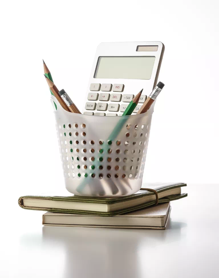 kubek z ołówkami i kalkulatorem